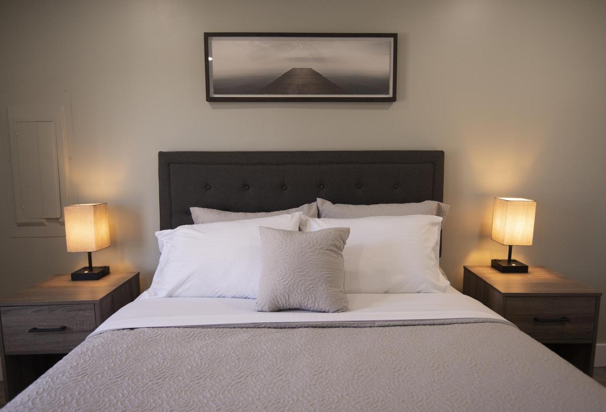 The Overlook At Burdett Falls Room photo